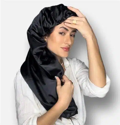 Soulta Long Cap Black | Pretty Curly Girl | Curly girl method approved | Vegan curly hair products | Krullen | Krullend haar | Satijnen slaapmuts voor lange krullen | Long satin cap to protect curls overnight | Curly girl approved